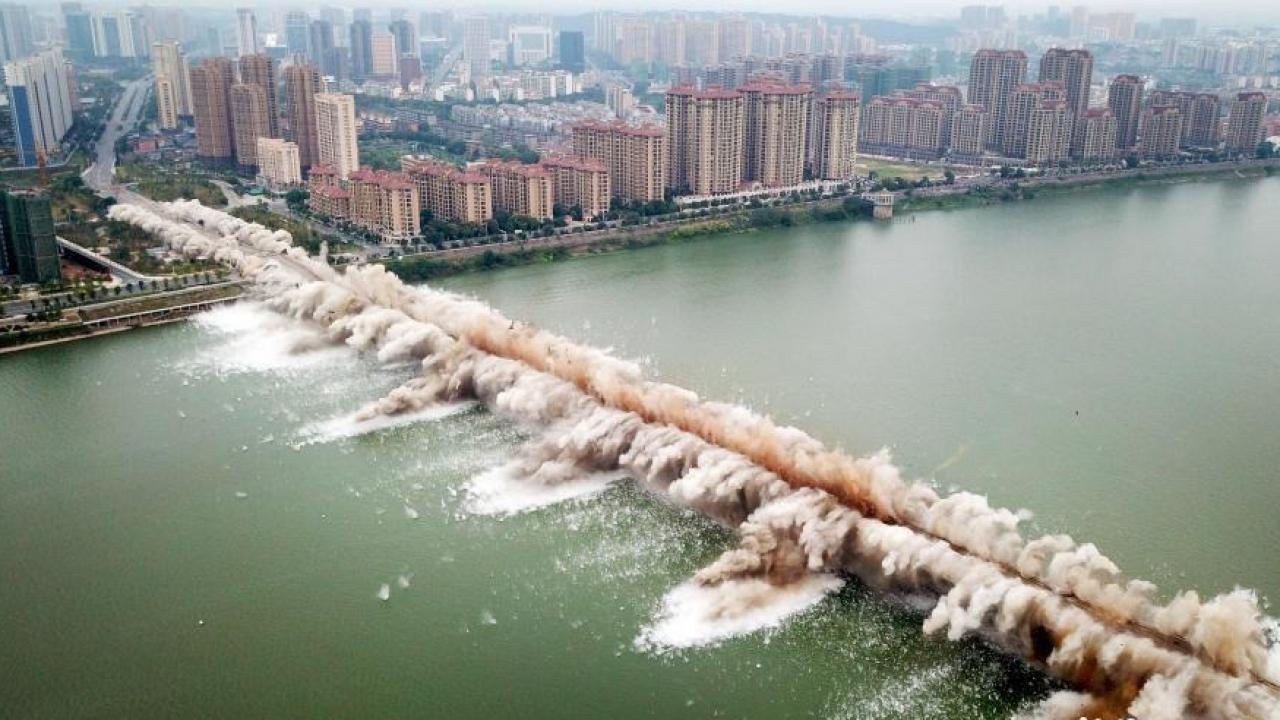 Çin’de 1057 metre uzunluğundaki tarihi köprü böyle yıkıldı!